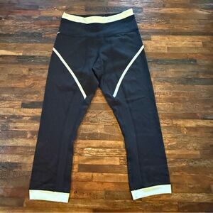 LULULEMON black capri women’s yoga pants with mint stripes sz 4